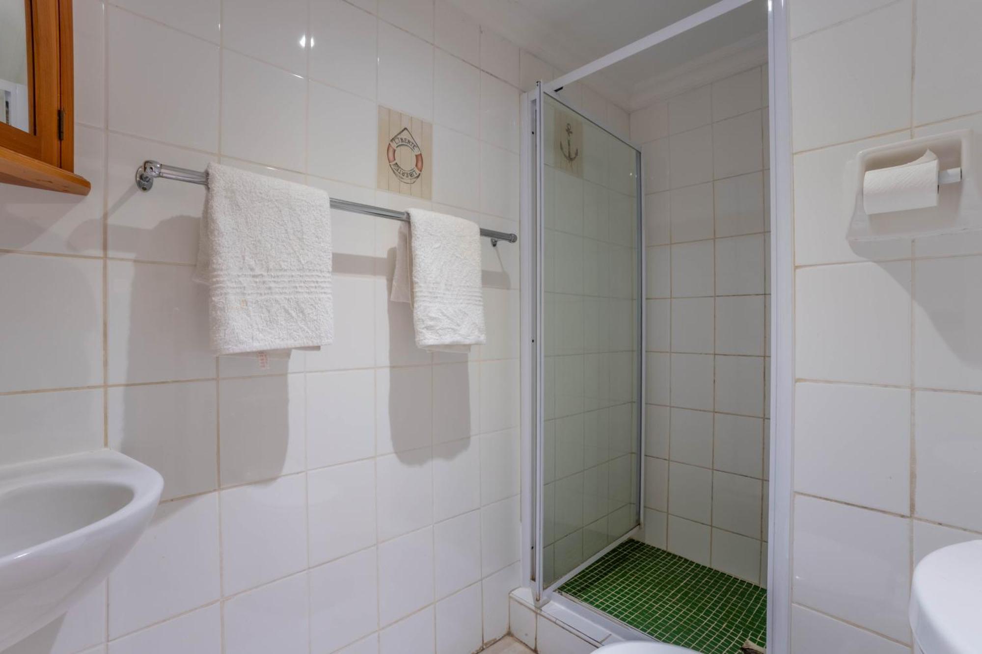 Glenashley Beach Accommodation - B&B And Backpackers Durban Buitenkant foto